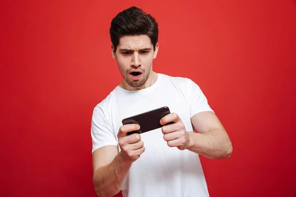 Portret van een enthousiast jonge man in een witte t-shirt — Stockfoto