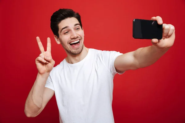 Portret młodego mężczyzny szczęśliwy biały t-shirt — Zdjęcie stockowe