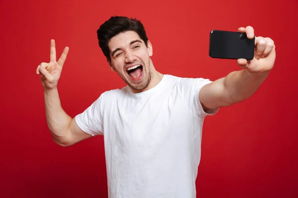 Retrato de un joven excitado en camiseta blanca — Foto de Stock