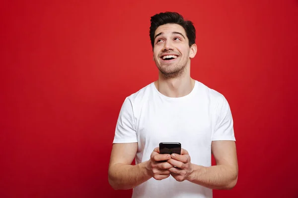 Portret van een tevreden jonge man in een witte t-shirt — Stockfoto