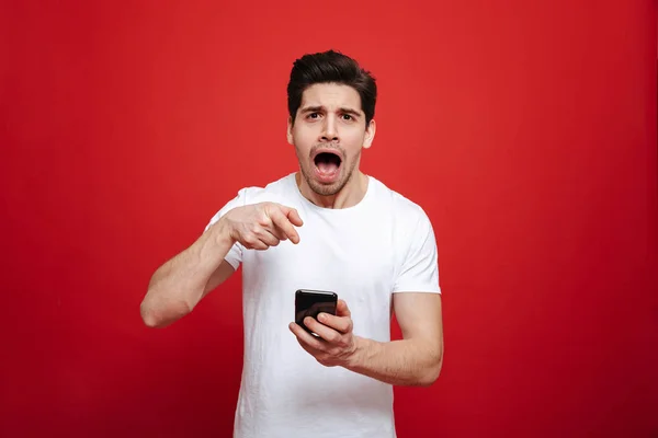 Porträt eines überraschten jungen Mannes im weißen T-Shirt — Stockfoto