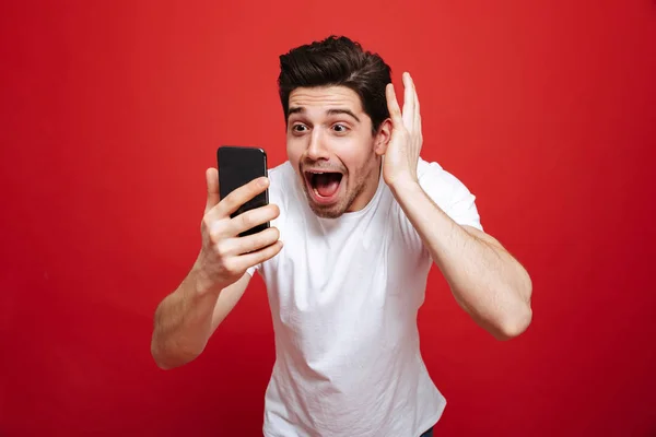 Portret van een verrast jonge man in een witte t-shirt — Stockfoto