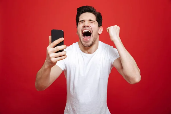 Портрет счастливого молодого человека в белой футболке — стоковое фото