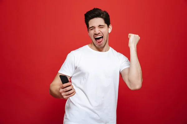 Retrato de un joven alegre en camiseta blanca — Foto de Stock