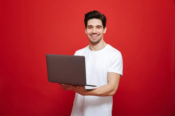 Ritratto di un giovane uomo sorridente in t-shirt bianca — Foto Stock