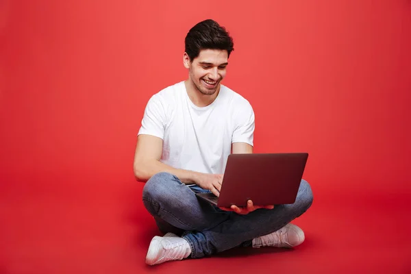 Retrato de un joven sonriente en camiseta blanca — Foto de Stock