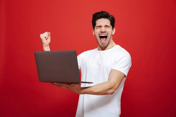 Retrato de un joven alegre en camiseta blanca —  Fotos de Stock