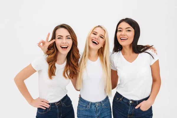 Retrato de tres chicas casuales sonrientes de pie juntas —  Fotos de Stock