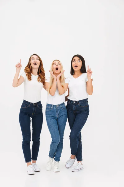 Retrato completo de tres chicas ocasionales sorprendidas — Foto de Stock