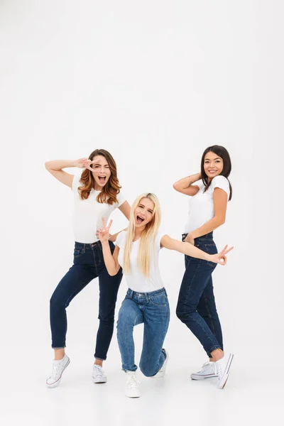 Volledige lengte portret van drie vrolijke casual meisjes — Stockfoto