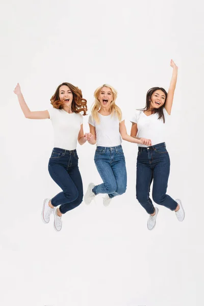 Retrato de longitud completa de tres alegres chicas casuales saltando — Foto de Stock