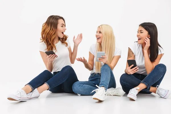 Retrato de tres chicas ocasionales emocionadas hablando — Foto de Stock