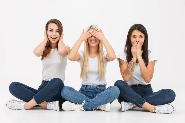 Retrato de tres chicas bastante casuales —  Fotos de Stock