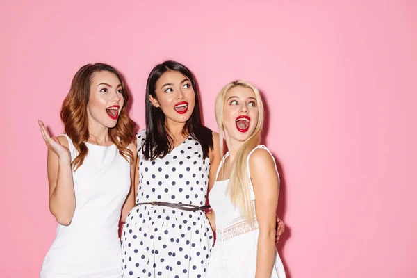 Портрет трьох здивованих молодих дівчат — стокове фото
