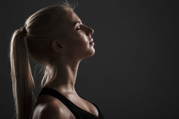 Sidovy av en leende fitness-kvinna — Stockfoto