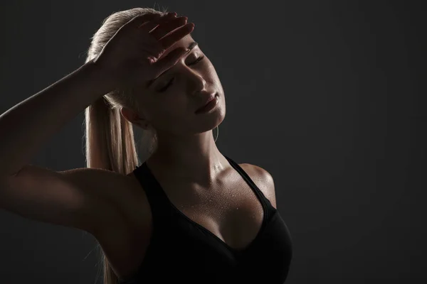 Sidovy av en trött fitness kvinna klädd i sportkläder — Stockfoto