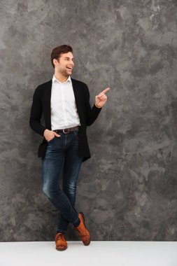 neşeli genç işadamı işaretleme.