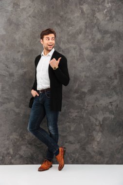 Şok genç işadamı işaret.