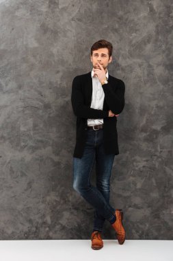 Bir kenara arıyorum ciddi genç işadamı.