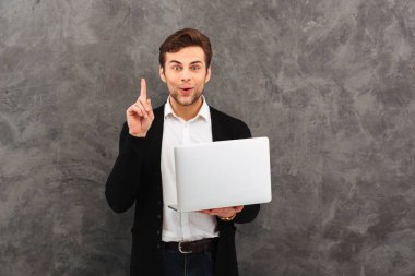 Heyecanlı işadamı dizüstü bilgisayar kullanan bir fikir var.