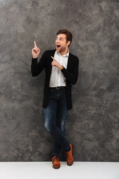 Happy young businessman pointing. — Stock Photo, Image