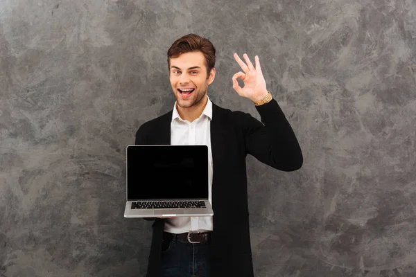 Retrato de um jovem alegre vestido de camisa — Fotografia de Stock