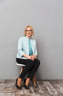 İzole oturan neşeli iş kadın