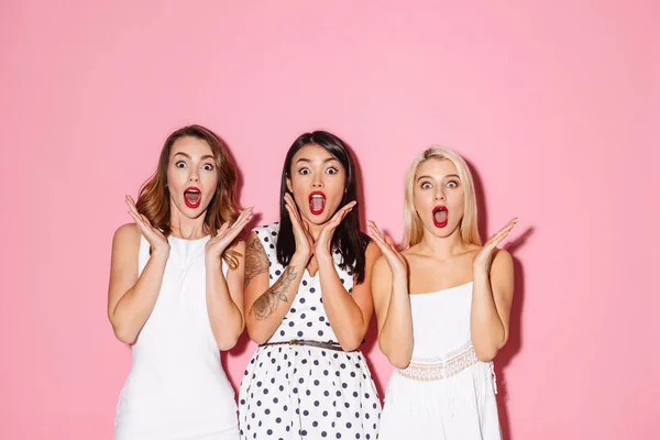 Porträtt av tre chockade unga flickor — Stockfoto