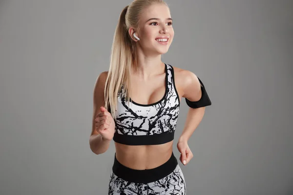 Portret van een lachende jonge sportsgirl — Stockfoto