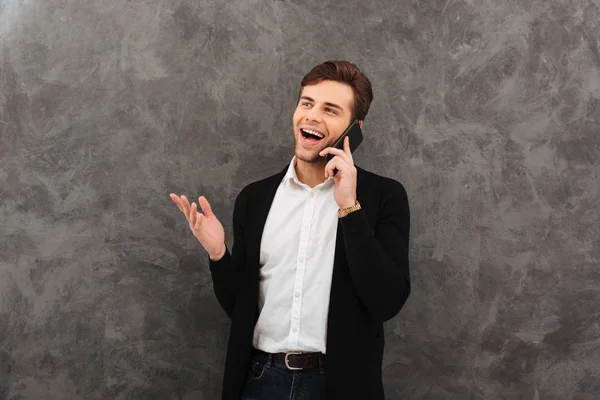 Feliz hombre de negocios hablando por teléfono móvil . — Foto de Stock