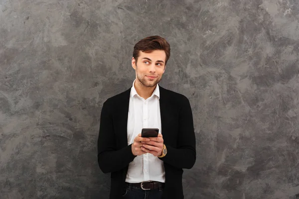 Affärsman stående chatta via mobilen. — Stockfoto