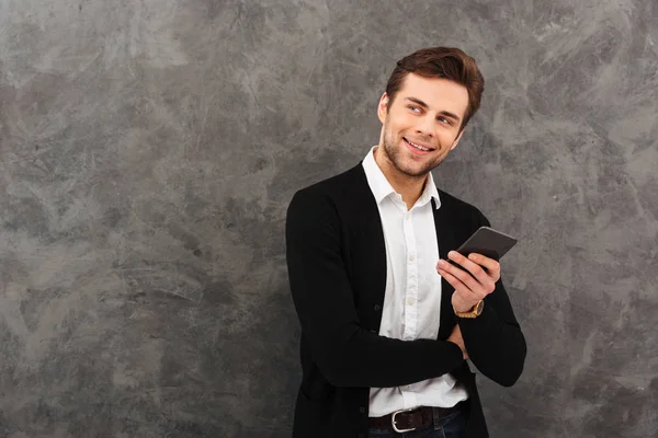 Empresario chateando por teléfono móvil . — Foto de Stock