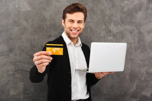 Hombre de negocios feliz usando ordenador portátil — Foto de Stock