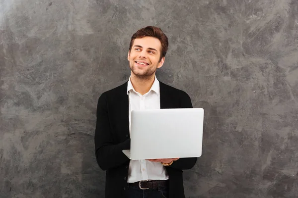 Empresário alegre usando computador portátil . — Fotografia de Stock