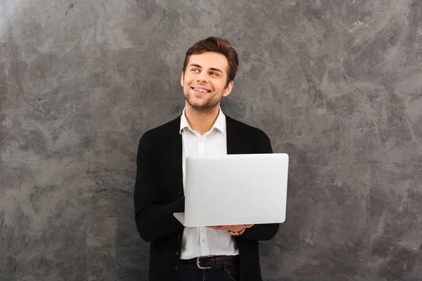 Fröhlicher Geschäftsmann mit Laptop. — Stockfoto