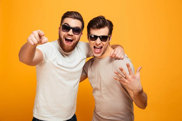 Dos hombres felices amigos en camisetas casuales y gafas de sol que tienen f — Foto de Stock