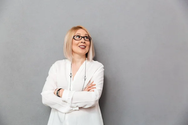 Mujer rubia de mediana edad feliz en camisa y gafas graduadas — Foto de Stock