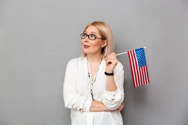 Donna bionda di mezza età in camicia e occhiali con bandiera USA — Foto Stock