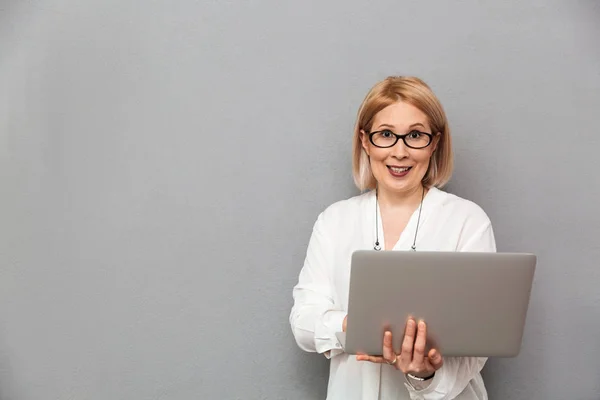 Mujer rubia de mediana edad sonriente con camisa y gafas —  Fotos de Stock