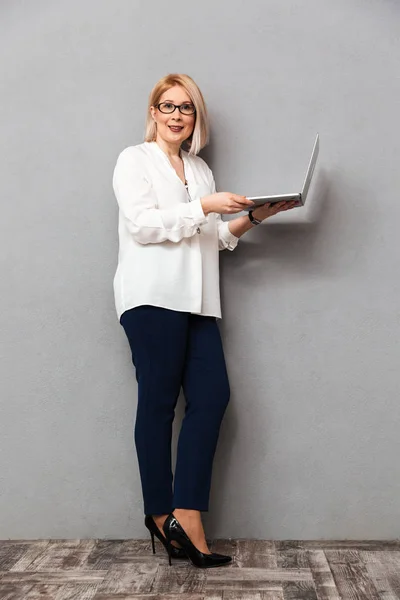 Full length image of Smiling middle-aged woman in elegant clothes — Stock Photo, Image