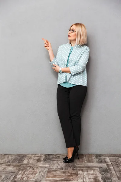 Increíble mujer de negocios seria señalando . — Foto de Stock