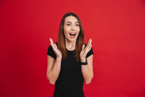 Portret van jonge gelukkige vrouw 20s verhogen armen en schreeuwen in e — Stockfoto