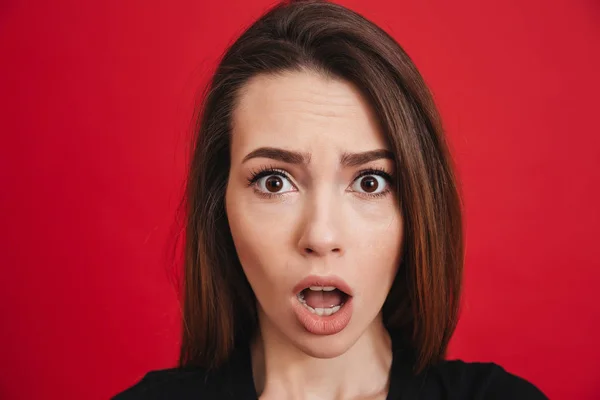 Porträtt av förbryllad kvinna 20s tittar på kamera med öppen mun — Stockfoto