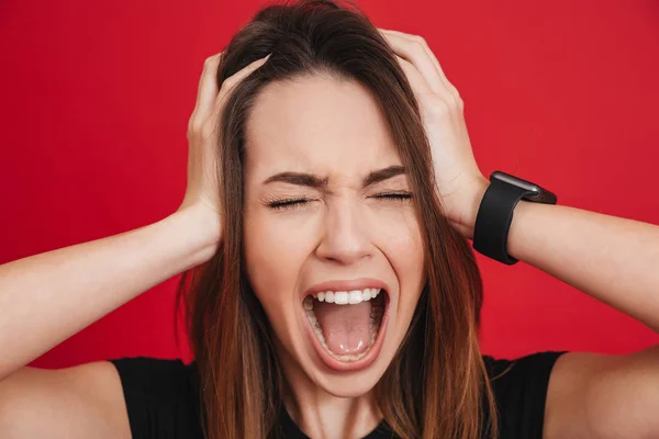 Foto de mulher morena emocionalmente gritando e agarrando seu h — Fotografia de Stock