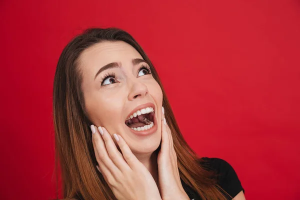 Bilden av neurotisk kvinna 20s i svart t-shirt skrek och looki — Stockfoto