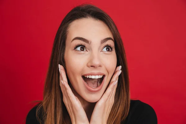 Porträt einer erstaunlichen Frau 20er Jahre, die die Arme vor das Gesicht hebt und ausdrückt — Stockfoto