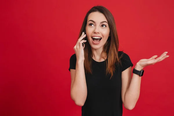 Porträt einer glücklichen Frau in Schwarz, die lässig mit dem Handy spricht — Stockfoto