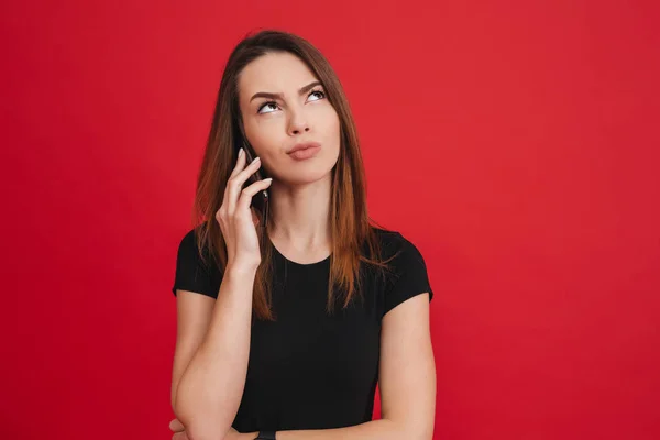 Foto van geïrriteerde vrouw in zwarte kleding op zoek opwaartse terwijl — Stockfoto