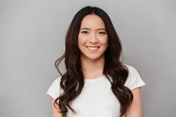 Portrait of asian lovely woman with dark curly hair posing with — Stock Photo, Image