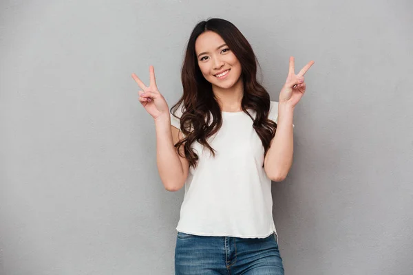Portrait de asiatique attrayant femme dans casual t-shirt et jeans s — Photo